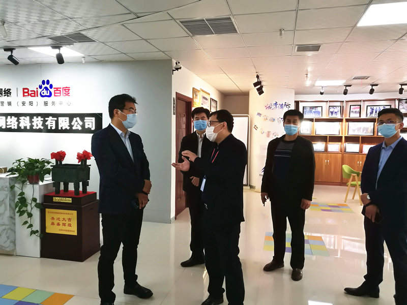 安陽市商務(wù)局副局長張躍勇，攜同天津伍創(chuàng)電子商務(wù)有限公司李富民一行蒞臨安陽青峰網(wǎng)絡(luò)參觀指導(dǎo)！！